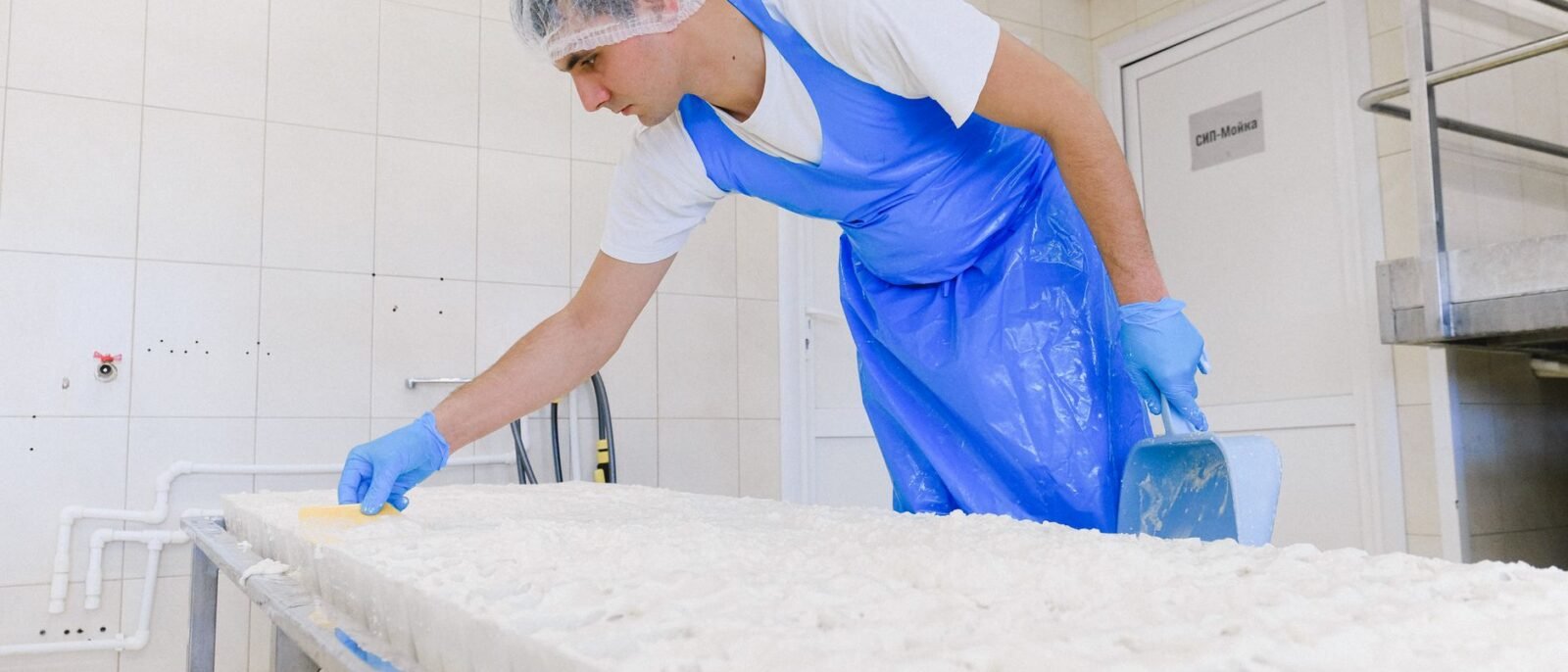 Técnico especializado em controle de pragas inspecionando cozinha de restaurante em Santos para eliminar infestações