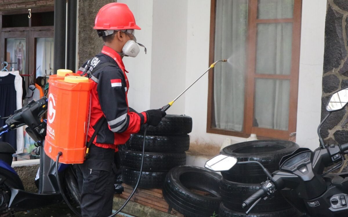 Pulverização profissional contra pragas em Santos com equipamento especializado de dedetização