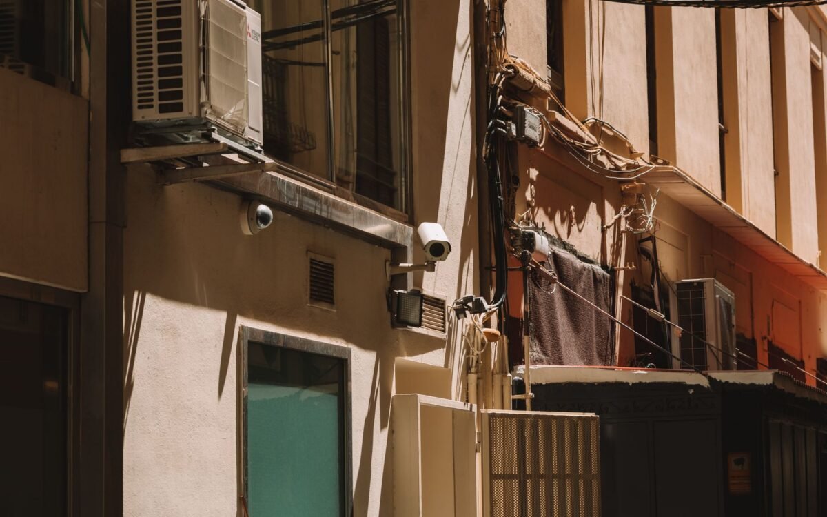 Edifício urbano com câmeras de segurança e unidades de ar condicionado em Valência, Espanha